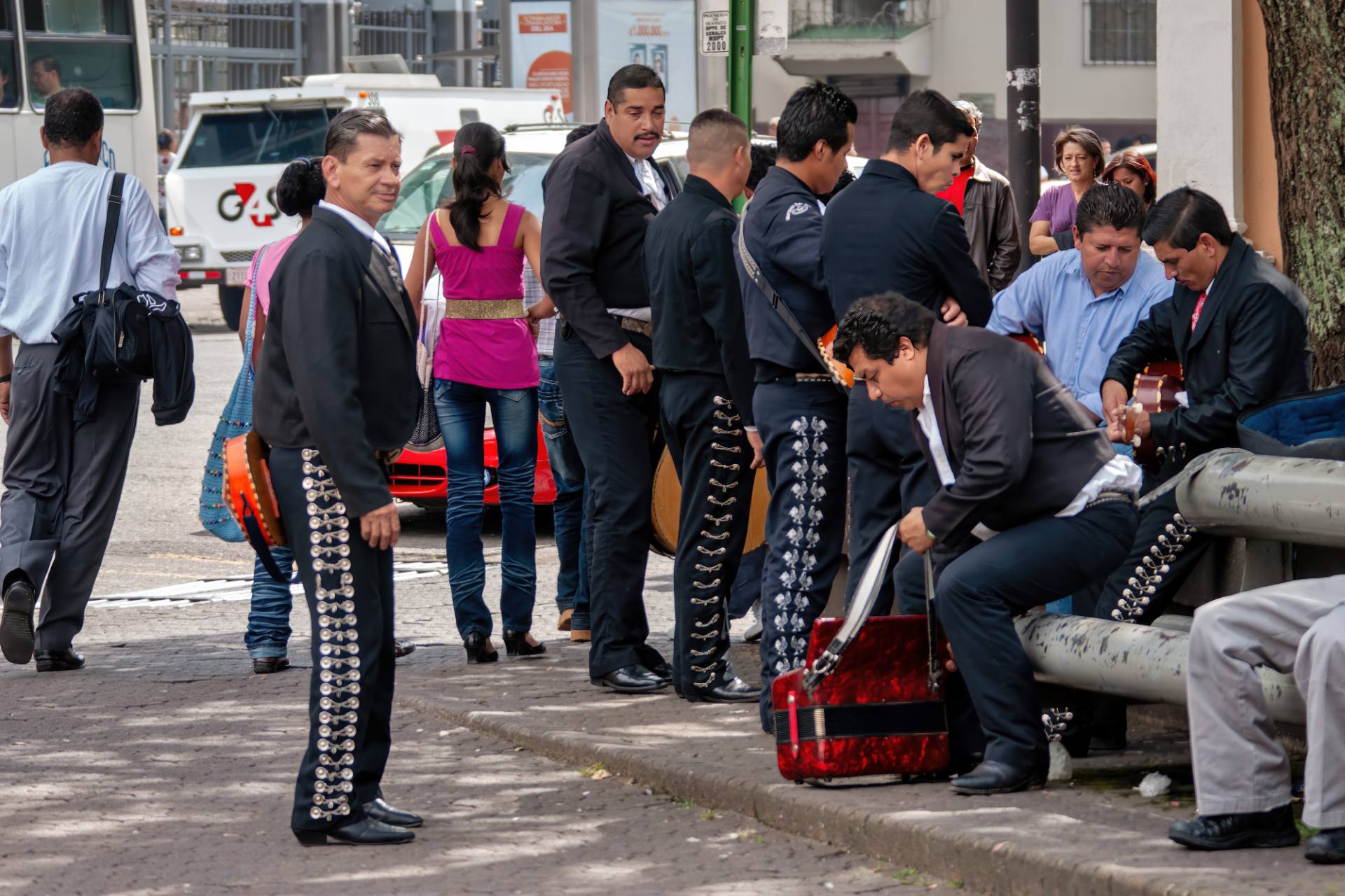 Mexikanische Musikergruppe auf der Plaza Juan Mora Fernández vor dem Nationaltheater